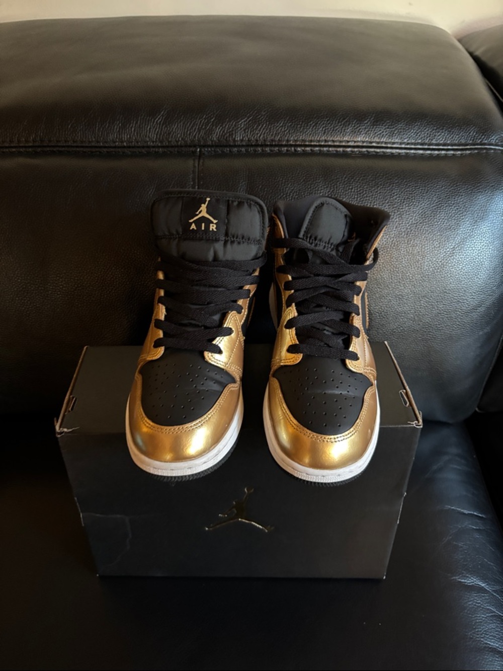 Youth 7 Air Jordan Retro 1 high top, Metallic Gold & Black High Top Sneakers